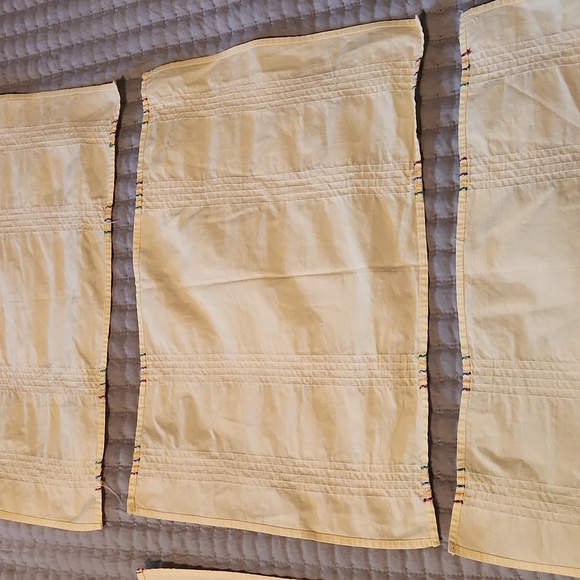 Yellow cotton vintage place mats and one napkin. - Picture 9 of 10